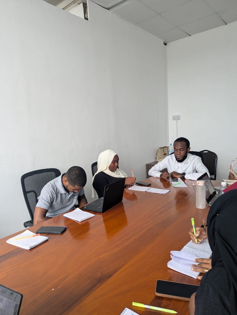 SAMOK consulting team briefing ahead of a client engagement
